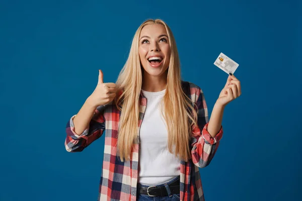 Rubia Mujer Feliz Mostrando Tarjeta Crédito Pulgar Hacia Arriba Aislado — Foto de Stock