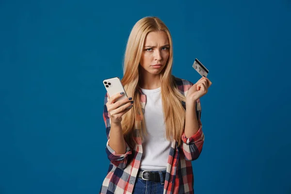 Rubia Mujer Disgustada Utilizando Teléfono Celular Mostrando Tarjeta Crédito Aislado — Foto de Stock