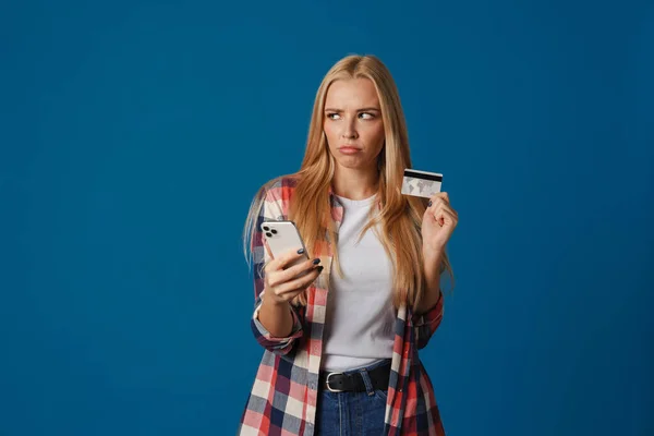 Блондинка Незадоволена Жінка Використовує Мобільний Телефон Показує Кредитну Картку Ізольовано — стокове фото