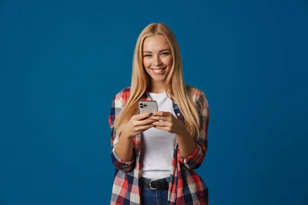 Білявка Щаслива Біла Жінка Посміхається Під Час Використання Мобільного Телефону — стокове фото