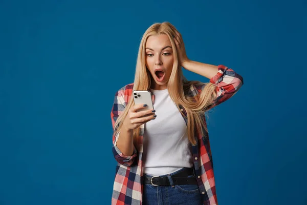 Rubia Mujer Impactada Blanca Exclamando Mientras Utiliza Teléfono Móvil Aislado — Foto de Stock