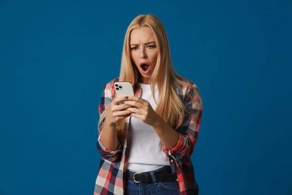 Blondýny Bílá Šokovaná Žena Křičí Při Použití Mobilního Telefonu Izolované — Stock fotografie