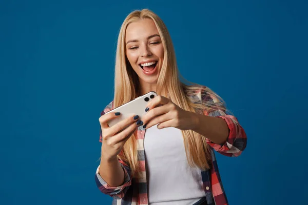 Feliz Hermosa Chica Rubia Jugando Juego Línea Teléfono Inteligente Aislado — Foto de Stock