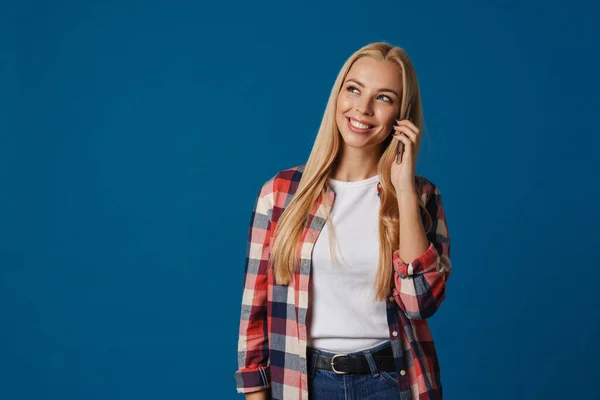 Vrolijk Mooi Blond Meisje Glimlachen Praten Smartphone Geïsoleerd Blauwe Achtergrond — Stockfoto