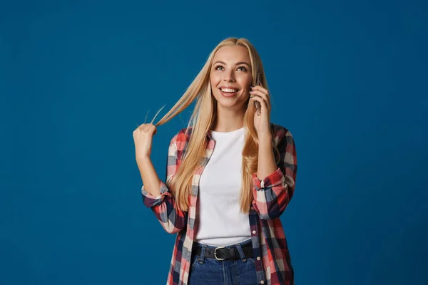 Allegro Bella Ragazza Bionda Parlando Smartphone Isolato Sfondo Blu — Foto Stock