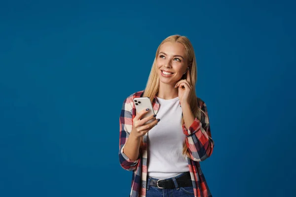 Білявка Щаслива Біла Жінка Використовує Мобільний Телефон Бездротові Навушники Ізольовані — стокове фото