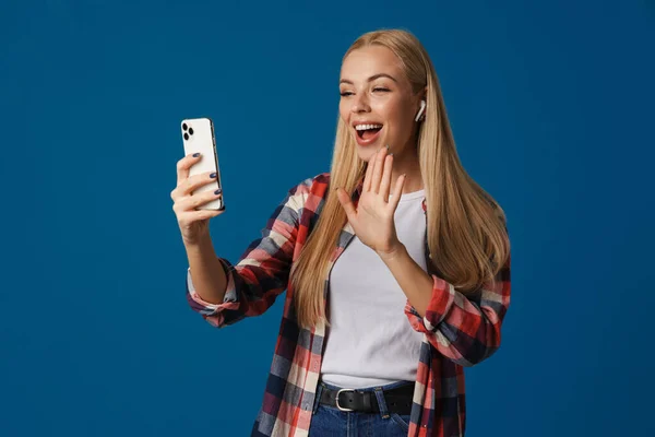 Блондинка Щаслива Жінка Жестикулює Під Час Використання Мобільного Телефону Навушників — стокове фото