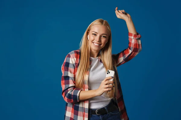 Блондинка Щаслива Жінка Танцює Під Час Використання Мобільного Телефону Навушників — стокове фото