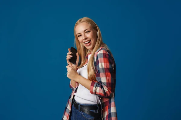 Joyeux Belle Fille Blonde Souriant Tout Dansant Avec Smartphone Isolé — Photo