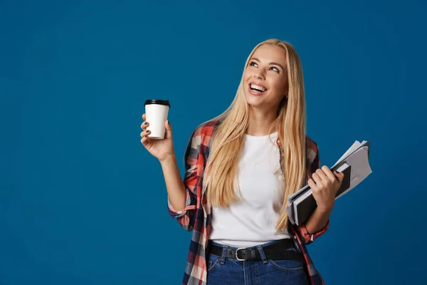 Блондинка Щаслива Жінка Посміхається Позуючи Кавою Блокнотом Ізольовані Синьому Фоні — стокове фото