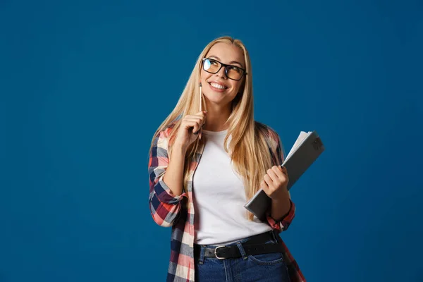 Veselý Blondýny Kavkazský Dívka Pózovat Clipboard Izolované Přes Modré Pozadí — Stock fotografie