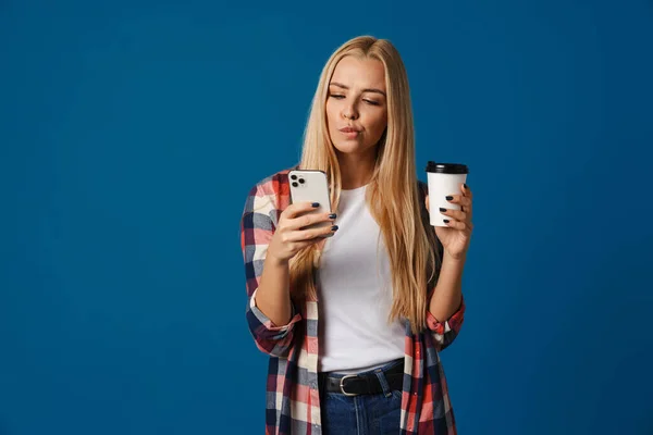 Desconcertado Hermosa Chica Rubia Usando Teléfono Inteligente Mientras Bebe Café — Foto de Stock