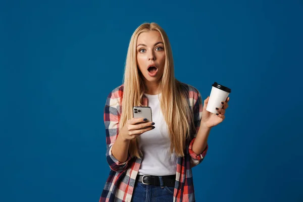 Impresionado Hermosa Chica Rubia Usando Teléfono Inteligente Mientras Bebe Café — Foto de Stock