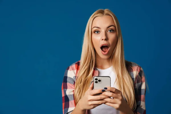 Blondýny Šok Bílá Žena Křičí Při Použití Mobilního Telefonu Izolované — Stock fotografie