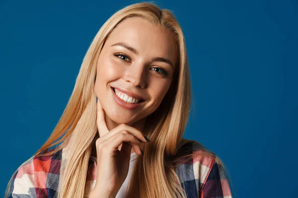 Blond Jong Gelukkig Vrouw Glimlachen Kijken Naar Camera Geïsoleerd Blauwe — Stockfoto