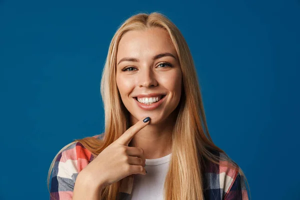 Blond Jong Gelukkig Vrouw Glimlachen Kijken Naar Camera Geïsoleerd Blauwe — Stockfoto