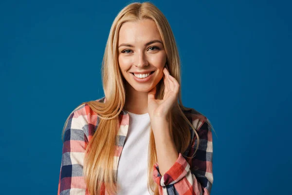 Blond Jong Gelukkig Vrouw Glimlachen Kijken Naar Camera Geïsoleerd Blauwe — Stockfoto