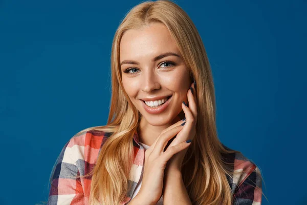 Loira Jovem Feliz Mulher Sorrindo Olhando Para Câmera Isolada Sobre — Fotografia de Stock