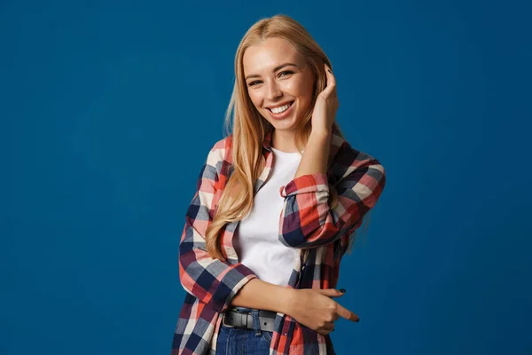 Blond Jong Gelukkig Vrouw Glimlachen Kijken Naar Camera Geïsoleerd Blauwe — Stockfoto