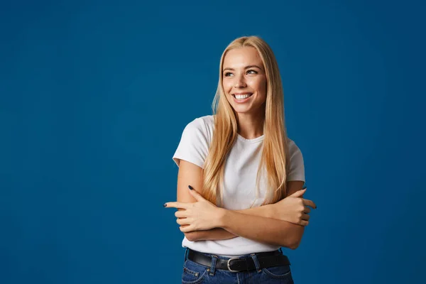 Блондинка Молода Щаслива Жінка Посміхається Виглядає Ізольовано Синьому Фоні — стокове фото