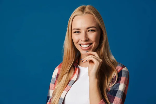 Blondynka Młoda Szczęśliwa Kobieta Uśmiecha Się Patrząc Aparat Odizolowany Niebieskim — Zdjęcie stockowe