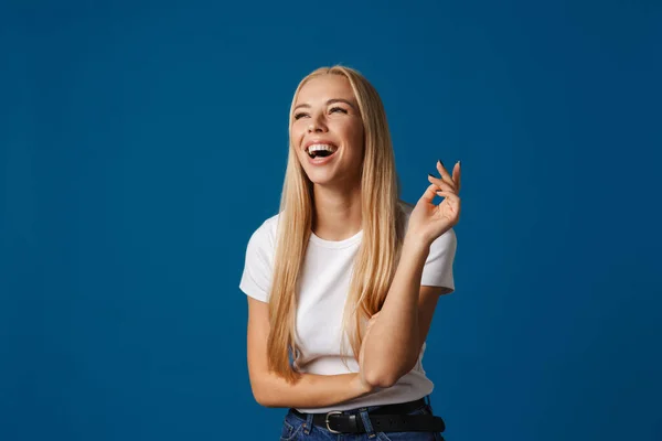 Blondynka Młoda Szczęśliwa Kobieta Śmieje Się Podczas Pozowania Przed Kamerą — Zdjęcie stockowe