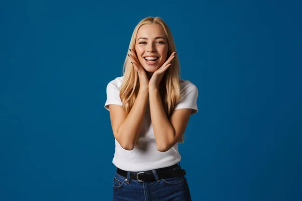 Loira Jovem Feliz Mulher Sorrindo Olhando Para Câmera Isolada Sobre — Fotografia de Stock