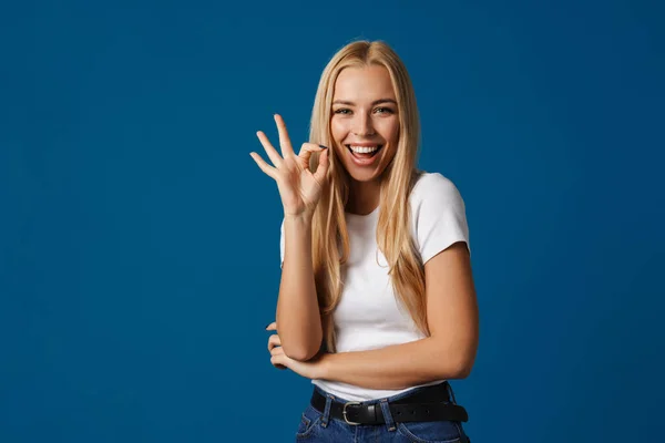 Блондинка Молода Щаслива Жінка Посміхається Показує Знак Ізольовано Синьому Фоні — стокове фото