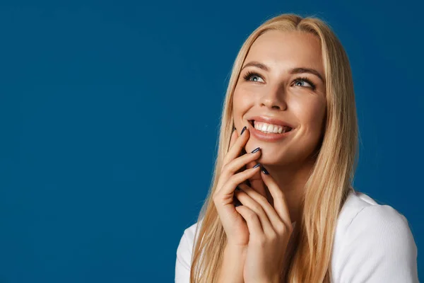 Blondýny Mladá Šťastná Žena Usmívá Dívá Vzhůru Izolované Přes Modré — Stock fotografie