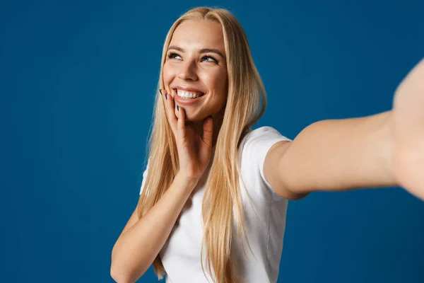 Блондинка Молода Щаслива Жінка Посміхається Роблячи Фото Селфі Ізольовано Синьому — стокове фото