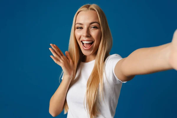 Blonde Νεαρή Ευτυχισμένη Γυναίκα Χαμογελώντας Ενώ Λήψη Selfie Φωτογραφία Απομονωμένη — Φωτογραφία Αρχείου