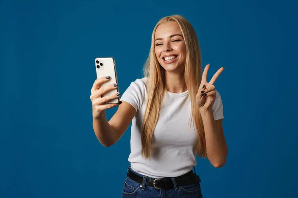 Щаслива Жінка Жестикулює Знак Миру Приймаючи Селфі Мобільний Телефон Ізольовано — стокове фото