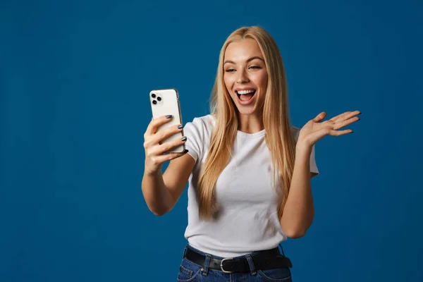 Mujer Emocionada Sosteniendo Copyspace Mientras Toma Selfie Teléfono Celular Aislado — Foto de Stock