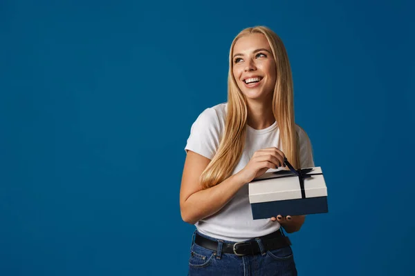 Rubia Joven Feliz Mujer Sonriendo Posando Con Caja Regalo Aislado — Foto de Stock