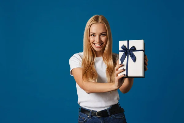 Happy Beautiful Girl Smiling While Showing Gift Box Isolated Blue — ストック写真