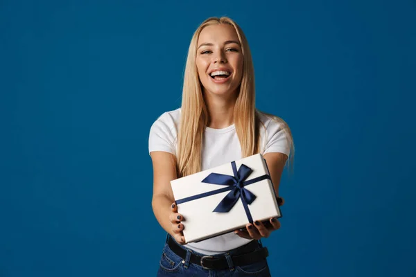 Feliz Hermosa Chica Sonriendo Mientras Muestra Caja Regalo Aislado Sobre — Foto de Stock