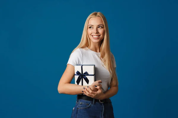 Feliz Hermosa Chica Sonriendo Mientras Posando Con Caja Regalo Aislado — Foto de Stock