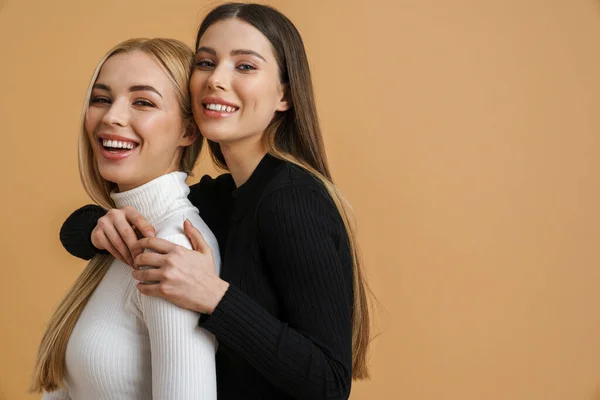 Twee Aantrekkelijke Glimlachende Jonge Sensuele Vrouwen Omarmen Terwijl Staan Geïsoleerd — Stockfoto