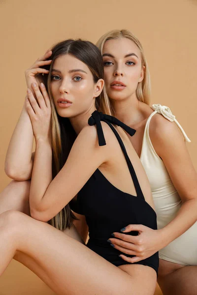 Duas Mulheres Sensuais Elegantes Trajes Banho Posando Juntas Isoladas Sobre — Fotografia de Stock