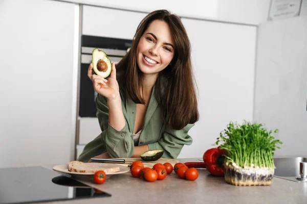 Mulher Bonita Alegre Mostrando Abacate Fazer Salada Casa Cozinha — Fotografia de Stock