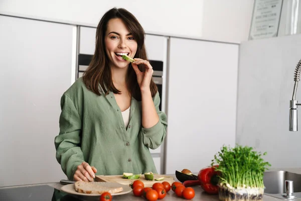 Fröhlich Schöne Frau Verkostung Avocado Während Salat Hause Küche — Stockfoto