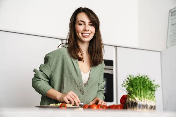 Feliz Hermosa Mujer Sonriendo Mientras Que Hace Ensalada Casa Cocina —  Fotos de Stock