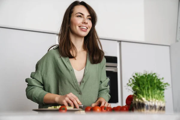 Szczęśliwa Piękna Kobieta Uśmiechnięta Podczas Robienia Sałatki Kuchni Domowej — Zdjęcie stockowe