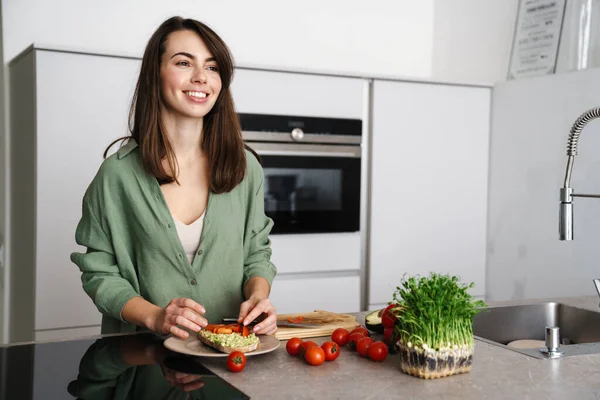 Mosolygó Fiatal Hogy Finom Bruschetta Avokádó Paradicsom Konyhában — Stock Fotó