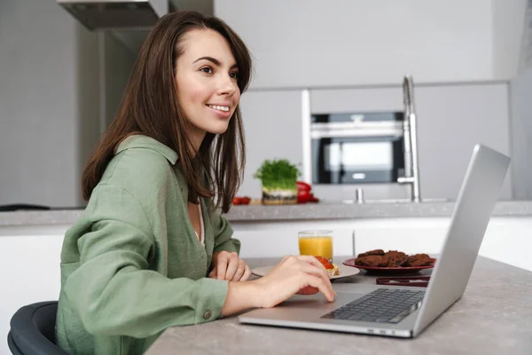 Attractive Young Woman Working Laptop While Sitting Kitchen Home — Stock Photo, Image