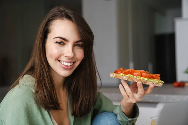 Junge Glückliche Frau Lächelt Beim Avocado Toast Der Heimischen Küche — Stockfoto