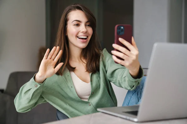 Vrolijke Vrouw Zwaaien Hand Het Gebruik Van Mobiele Telefoon Tijdens — Stockfoto