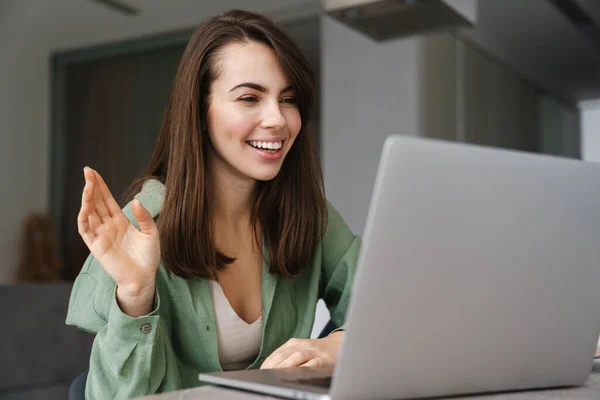 Mulher Alegre Acenando Mão Fazer Chamada Vídeo Laptop Casa — Fotografia de Stock