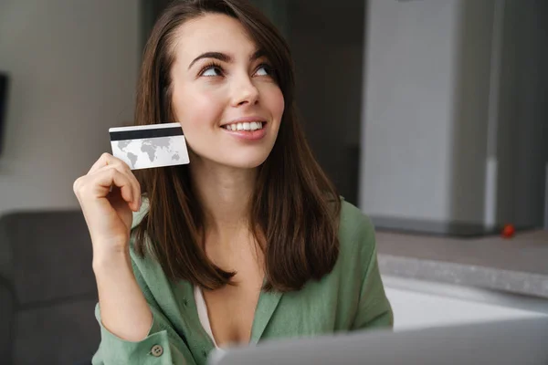 Fröhlich Nette Frau Mit Kreditkarte Während Der Arbeit Mit Laptop — Stockfoto