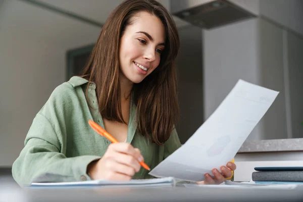 Felice Bella Donna Sorridente Mentre Lavora Con Documenti Casa — Foto Stock